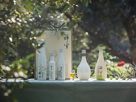 祥宇特級(jí)初榨橄欖油，純手工采摘、精選優(yōu)質(zhì)油橄欖鮮果，用意大利貝亞雷斯全自動(dòng)設(shè)備物理冷榨工藝，在鮮果采摘后8小時(shí)內(nèi)限時(shí)鮮榨而成。