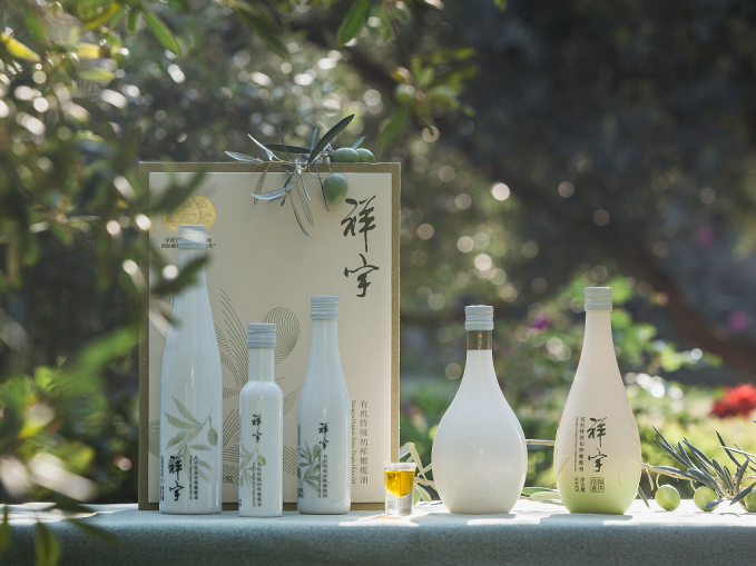 知源頭更放心甘肅隴南國(guó)際油橄欖協(xié)會(huì)IOC認(rèn)定中國(guó)油橄欖一我，是一瓶橄欖油，人們賦..